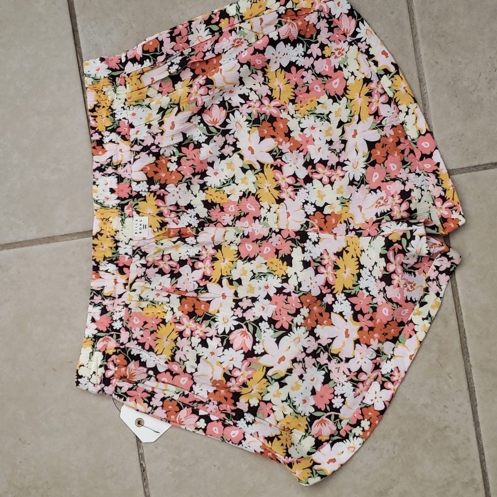 Women's Billabong floral shorts- S - Picture 3 of 3